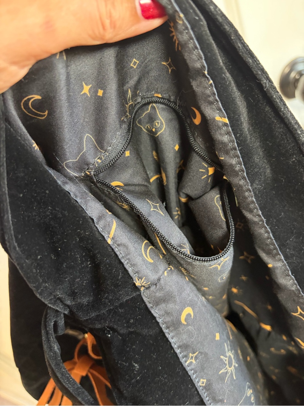 🌙Her Universe Disney Hocus Pocus Icons Velvet Embroidered Crossbody Bag - Picture 10 of 13